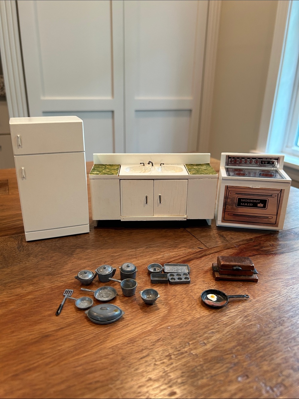 Vtg Kitchen Appliances, Sink & Accessories, Dollhouse Furniture, Lot of 22